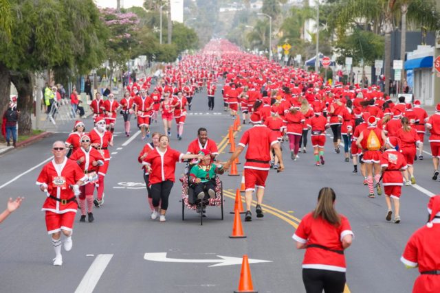 Hundreds of Santas running in San Diego